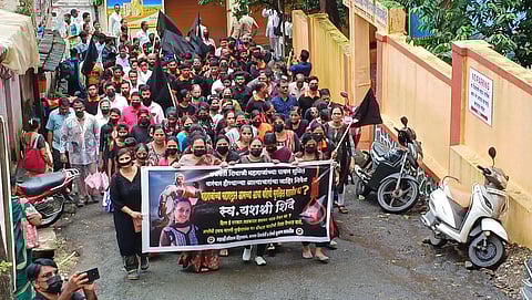 यशश्री शिंदेच्या आरोपीला फाशी द्या; हत्येचा खटला फास्टट्रॅक कोर्टात चालवा; पेणमध्ये मूक मोर्चा