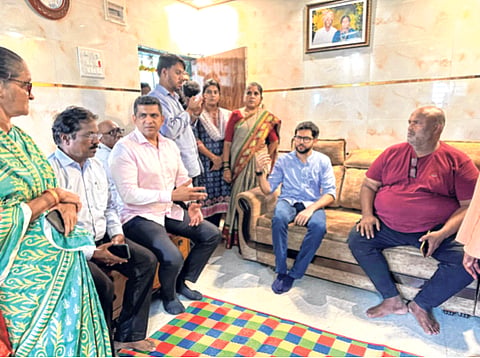 मिहीरला कोळीवाड्यातील भर चौकात सोडा; आदित्य ठाकरेंनी व्यक्त केला संताप, वरळीत नाखवा कुटुंबियांची भेट घेत केले सांत्वन