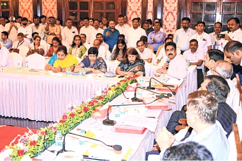 जिल्हा नियोजन समितीची बैठक वादळी; मंगलप्रभात लोढा आणि खासदार संजय दिना पाटील यांच्यामध्ये जोरदार खडाजंगी