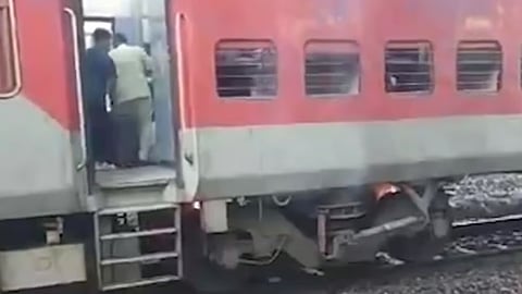 गोरखपूर एक्स्प्रेसमधून धूर, प्रवासी भयभीत: मध्य रेल्वेचे वेळापत्रक कोलमडले