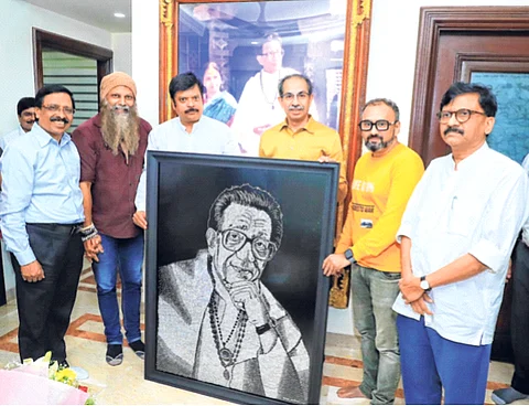 बाळासाहेब ठाकरे यांच्या प्रतिमेला हिऱ्यांची झळाळी; २७ हजार हिऱ्यांनी सजवलेले पोर्ट्रेट उद्धव ठाकरेंना भेट