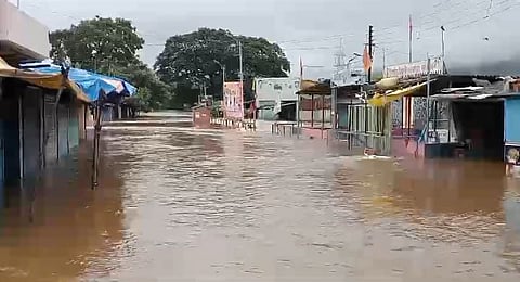 अतिवृष्टीमुळे अंबा नदीला पूर