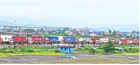खराब हवामानामुळे जेएनपीटीत जहाजांचा खोळंबा