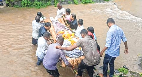 मरणानंतरही यातना कायम; नदीत उतरून निघतेय प्रेतयात्रेची वाट