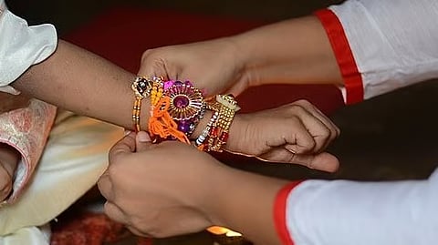 Raksha Bandhan 2024: बहीण-भावाचा सण आरोग्यदायी पद्धतीने करा साजरा, फॉलो करा 'या' टिप्स!