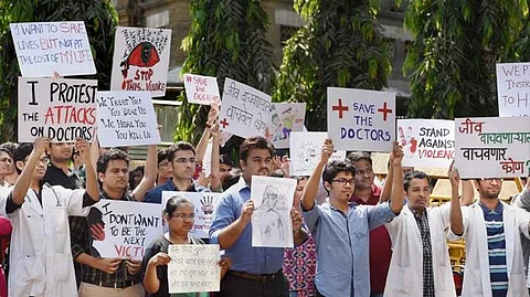 डॉक्टर संपामुळे खासगी रुग्णालयांचा धंदा तेजीत; पालिका रुग्णालयांत उपचार दुरापास्त