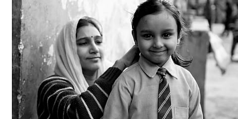 शाळेच्या चार भिंतीत हरवलेले एक निरागस बालपण; एका आईची वेदनादायक कहाणी