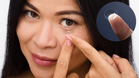 Contact Lenses: कॉन्टॅक्ट लेन्स वापरता? मग 'ही' खबरदारी आवर्जून घ्या, जाणून घ्या धोके