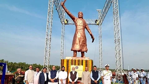पुतळ्यांचे राजकारण, राजकारणाचे पुतळे..