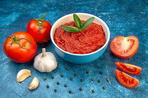 Tomato Garlic Chutney Recipe: लसूण- टोमॅटोची चटणी वाढवेल जेवणाची चव, जाणून घ्या रेसिपी