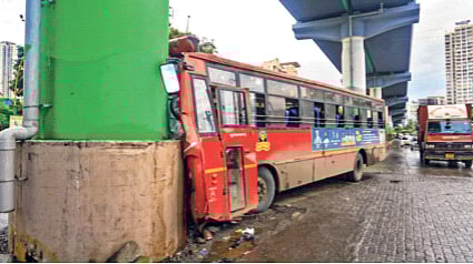 ठाणे : एसटी बसची मेट्रोच्या पिलरला धडक; चालक, वाहकासह ११ प्रवासी जखमी