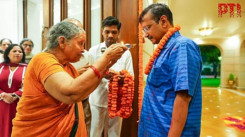 केजरीवाल यांचे त्यांच्या निवासस्थानी पालक आणि इतर कुटुंबातील सदस्यांनी स्वागत केले.