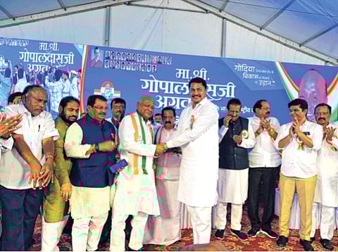 गोंदियात भाजपला धक्का; माजी आमदाराने धरला काँग्रेसचा 'हात'