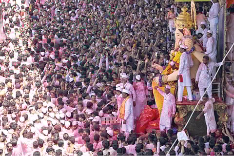 चैन पडेना आम्हाला! गणरायाला भावपूर्ण निरोप; पुढच्या वर्षी लवकर याच्या घोषात विसर्जन सोहळा