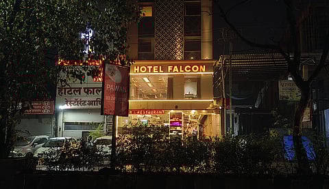 फालकॉन हॉटेलवर पोलिसांचा छापा, २५ अटकेत