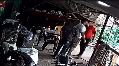 एका व्यक्तीच्या खिशात अमली पदार्थ ठेवताना पोलिसांचे चित्रण सोशल मीडियावर व्हायरल झाले होते.