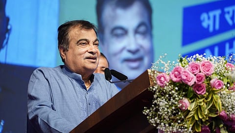 राजाने टीका सहन करण्यातच लोकशाहीची कसोटी - गडकरी