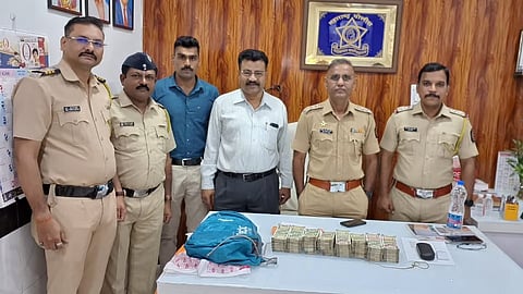 Mysterious Discovery: मुंबईच्या लोकल ट्रेनमध्ये सापडली २० लाखांची रोकड असलेली 'बेवारस बॅग'