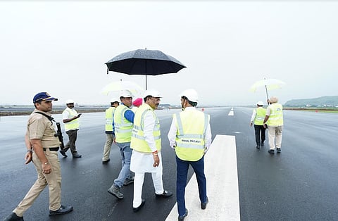 मंगळवारी नवी मुंबई आंतरराष्ट्रीय विमानतळ प्रकल्पाची सिडकोचे अध्यक्ष संजय शिरसाट यांनी पाहणी केली.