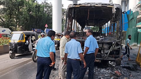 Mumbai : बेस्टची सीएनजी बस आगीत खाक; वाहक जखमी