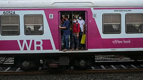 लोकल ट्रेनला अखंड वीजपुरवठा करण्यासाठी ‘महिला टीम’ची स्थापना; पश्चिम रेल्वेचे महत्त्वपूर्ण पाऊल
