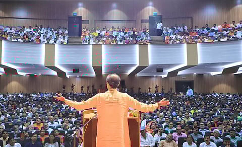 वज्र निर्धार परिषदेत भाषण करताना उद्धव ठाकरे