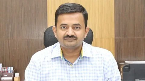 Mumbai : मध्य रेल्वेवर भविष्यात AC लोकल वाढणार; मुख्य जनसंपर्क अधिकारी डॉ. स्वप्नील नीला यांचा विश्वास