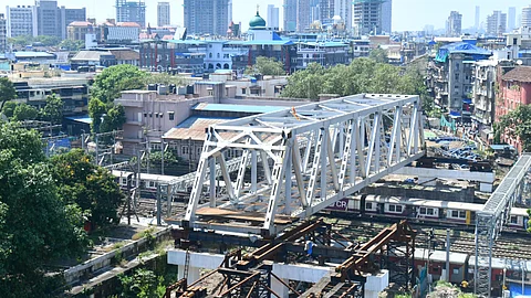 Mumbai : कर्नाक रेल्वे उड्डाणपुलाच्या पहिल्या तुळईचे काम पूर्ण; दुसरी तुळई बसविण्याच्या प्रक्रियेला वेग