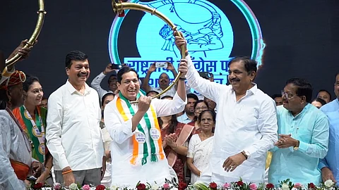 संदीप नाईक यांनी राष्ट्रवादी काँग्रेस शरदचंद्र पवार पक्षात प्रवेश केला