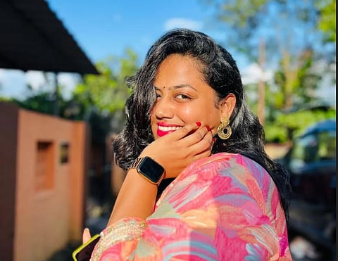 भरगच्च गर्दीत चढणं जीवावर बेतलं; कर्जत लोकलमधून पडून महिलेचा मृत्यू, अंबरनाथ-बदलापूर स्थानकांदरम्यान घटना