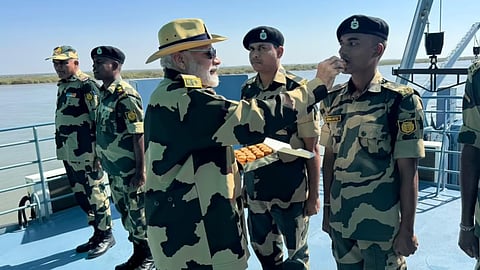 गुजरातच्या कच्छ जिल्ह्यातील भारत-पाकिस्तान सीमेवरील सीर खाडीजवळ पंतप्रधान नरेंद्र मोदी यांनी देशाच्या जवानांसोबत दिवाळी साजरी केली