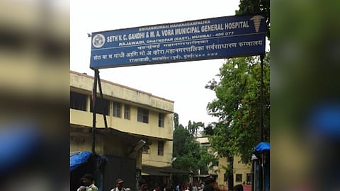 राजावाडी रुग्णालयात कामबंद आंदोलन; कर्मचाऱ्याला मारहाण केल्याचा निषेध