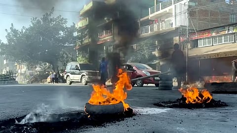 सहा लोकांचे मृतदेह सापडल्यानंतर जमावाने निषेध केला