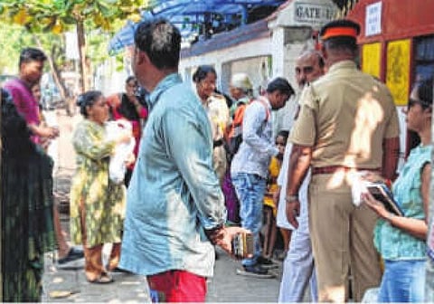 मोबाईल बंदीमुळे मतदारांचा गोंधळ; उपाययोजना करण्याची केली मागणी