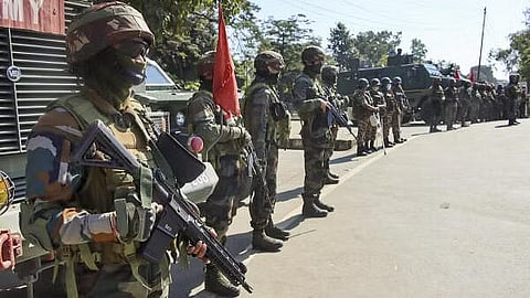 मणिपूरमधील मंत्र्याच्या घराबाहेर काटेरी कुंपण