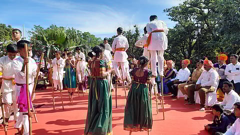 प्रतापगड येथे उत्साहात शिवप्रताप दिन साजरा; छत्रपतींच्या अश्वारूढ पुतळ्यावर हेलिकॉप्टरमधून पुष्पवर्षाव