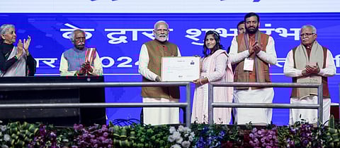 तीन वर्षांत २ लाख विमा सखींच्या नियुक्तीची योजना; पंतप्रधान नरेंद्र मोदी यांच्या हस्ते एलआयसी ‘विमा सखी योजने’चा शुभारंभ