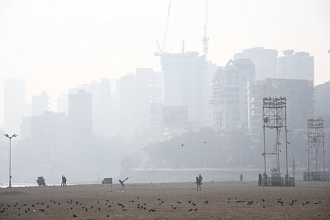 हवेची गुणवत्ता खालावल्याने मुंबईत भर दुपारीही धुक्याची चादर पसरली आहे.