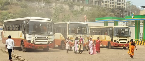 कर्जतमधील लालपरीच्या ‘ब्रेक’मुळे प्रवाशांबरोबरच विद्यार्थ्यांची कोंडी; एसटी कर्मचाऱ्यांच्या मनमानीमुळे एसटीला घरघर