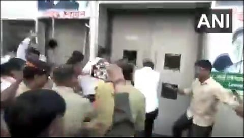 भाजयुमोच्या कार्यकर्त्यांकडून मुंबई काँग्रेस कार्यालयाची तोडफोड