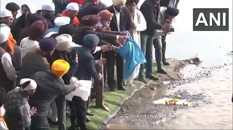 मनमोहन सिंग यांच्या अस्थी यमुनेत विसर्जित