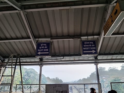 वेस्ट की ईस्ट? आता नाही होणार संभ्रम; कर्जत रेल्वे स्थानकात लागले दिशादर्शक फलक!