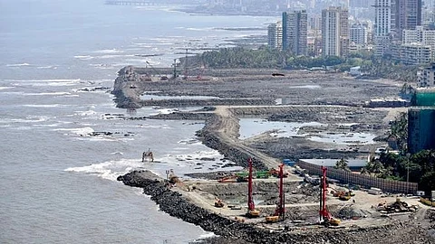 किनारपट्टीवरील भूखंडांच्या नोंदीत फेरफार; चार जणांना अटक, दोन माजी सरकारी कर्मचाऱ्यांचा समावेश