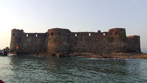 पद्मदुर्ग किल्ल्यावर जेट्टीची आवश्यकता; जेट्टीअभावी महिला, ज्येष्ठ नागरिक घेतात छोट्या बोटीची मदत
