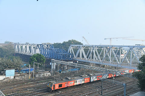 Mumbai : कर्नाक पुलाचा गर्डर सरकवण्याची कार्यवाही पूर्ण; वाहतूक कधी होणार सुरू?