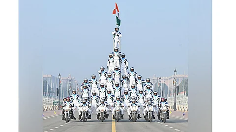 भारतीय सैन्याच्या मोटरसायकल रायडर डिस्पले टीमने चालत्या मोटरसायकलवर आतापर्यंतचा सर्वात उंच ह्युमन पिरॅमिड रचून नवा जागतिक विक्रम केला आहे.