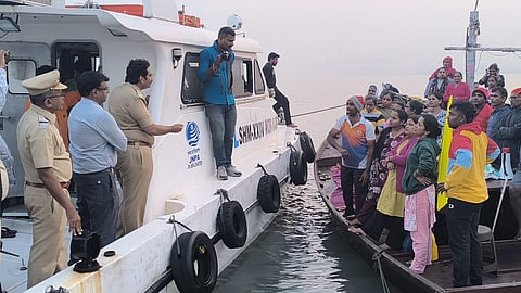 हनुमान कोळीवाडा ग्रामस्थांचे समुद्रातच आंदोलन; पुनर्वसनाचा व नुकसानभरपाईचा प्रश्न प्रलंबित