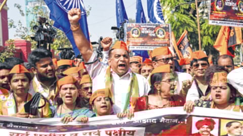 कराडकडे कोणाचे व्हिडिओ आहेत? देशमुख, सूर्यवंशींना न्याय मिळण्यासाठी मुंबईतील जनआक्रोश मोर्चात संताप