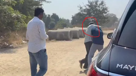 उचलून आपटलं...बेदम मारलं; पुण्यात राष्ट्रवादीच्या बाबुराव चांदेरेंकडून ज्येष्ठ नागरिकाला मारहाण; Video व्हायरल