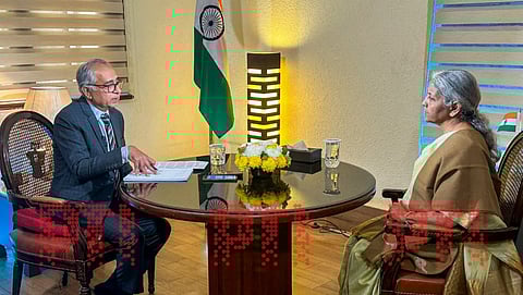 रुपया केवळ अमेरिकन डॉलरच्या तुलनेत घसरला : अन्य चलनांच्या तुलनेत स्थिर; भारताचा आर्थिक पाया मजबूत - अर्थमंत्री